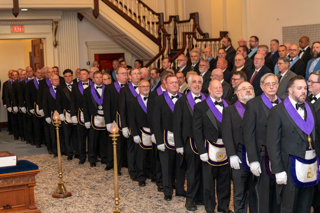_DSC9984 Group of Masons standing together in large lodge room.
