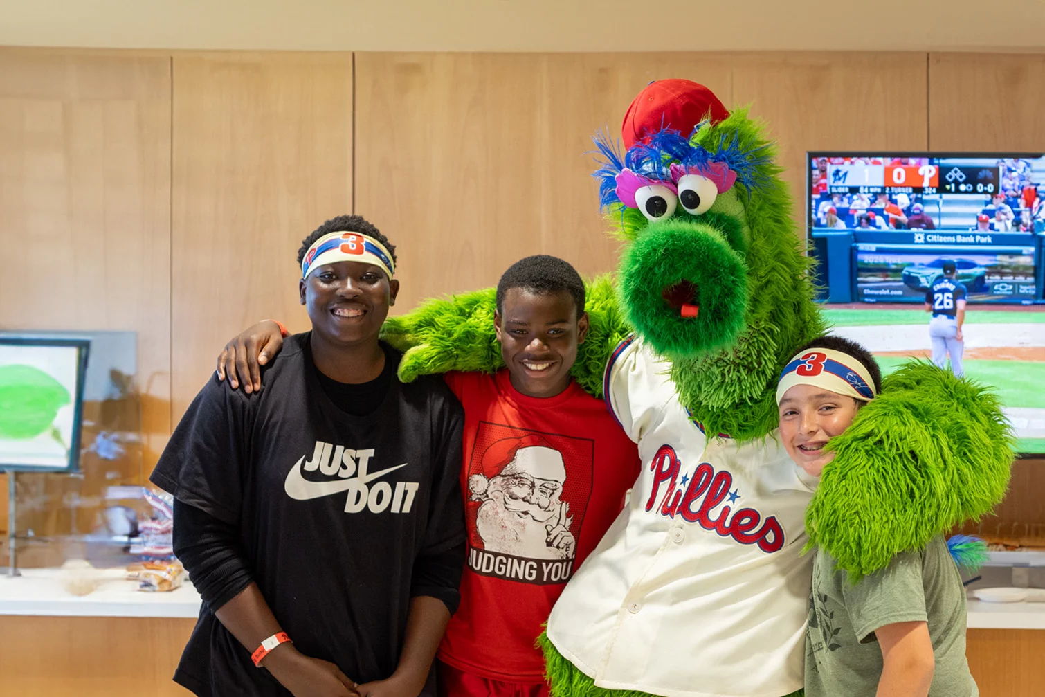 9I4A3081 Three smiling children with the Phillie Phanatic.