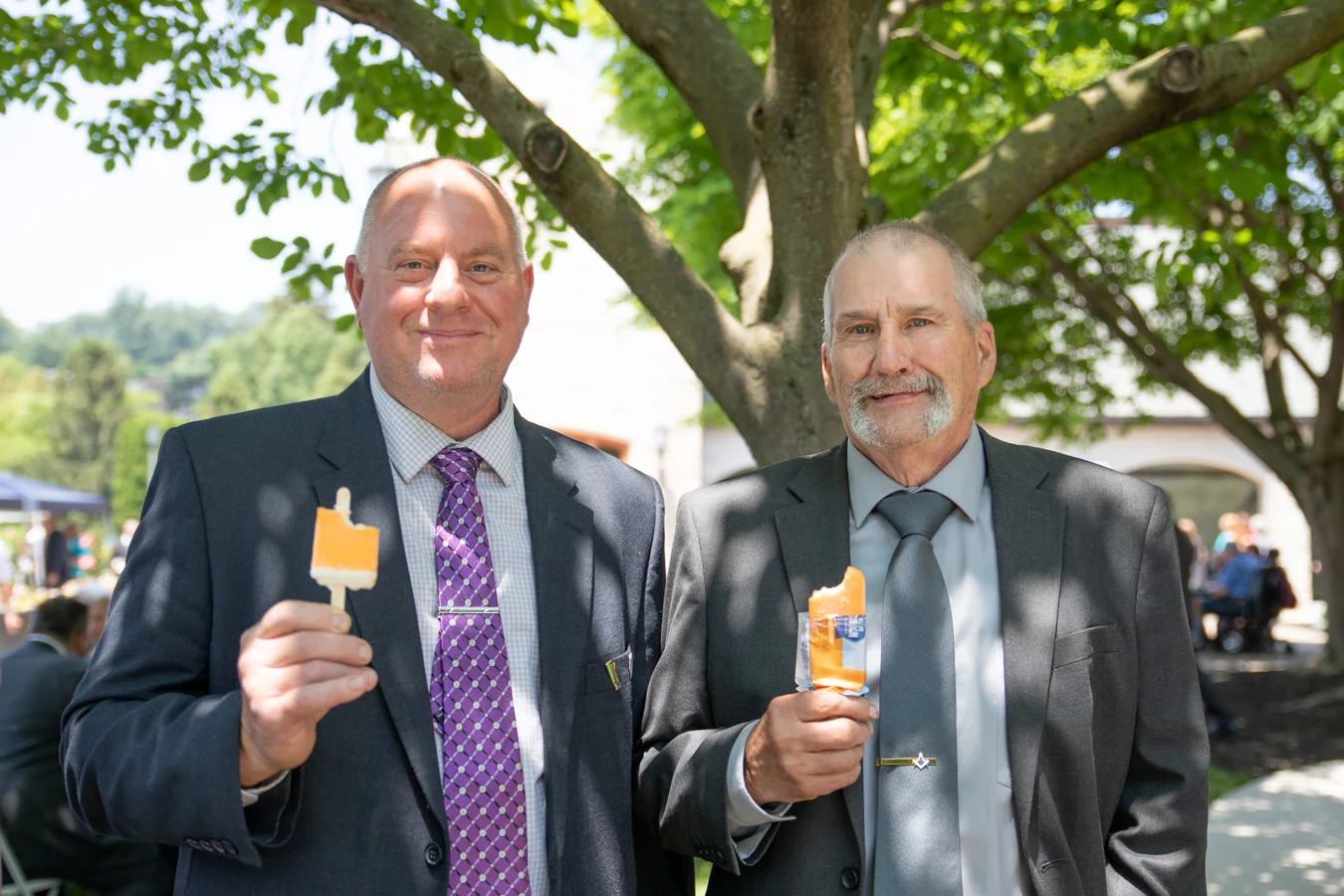 2V9A4884 Two men standing with popsicles.