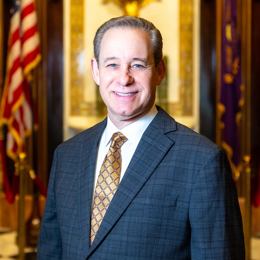 9I4A26512 Smiling man in suit and tie.