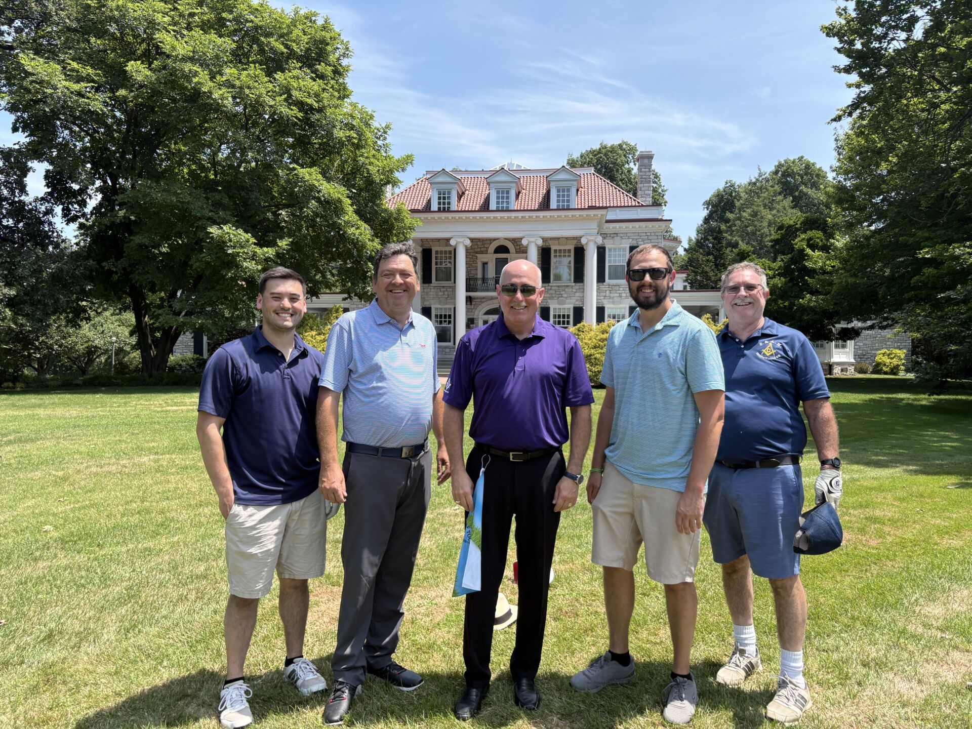 Group of Masons dressed in golfing attire with Grand Master Brink standing in the center.